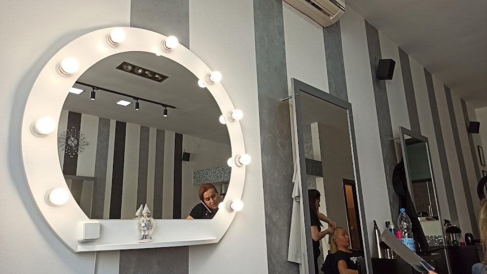 Hollywood ogledalo u salonu Pače